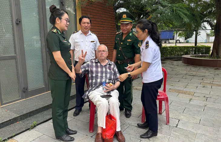 Cứu du khách người Mỹ có dấu hiệu đột quỵ khi nhập cảnh - Ảnh 1.