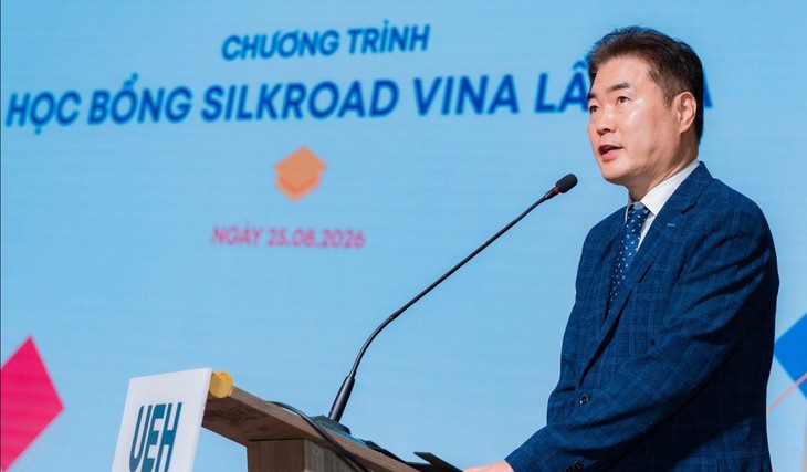 Silkroad Vina trao 1 tỉ đồng học bổng, lan tỏa giá trị giáo dục bền vững - Ảnh 1.