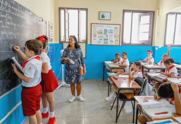 Cuba khai giảng năm học mới đúng kế hoạch, bất chấp khủng hoảng năng lượng - Ảnh 1.