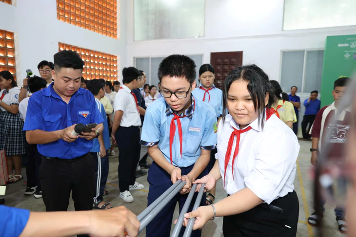'Xây nền ước mơ' với 600 suất học bổng cho con em công nhân xây dựng, môi trường - Ảnh 2.