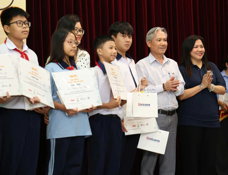'Xây nền ước mơ' với 600 suất học bổng cho con em công nhân xây dựng, môi trường - Ảnh 4.