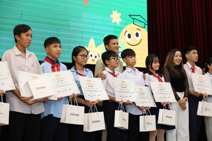 'Xây nền ước mơ' với 600 suất học bổng cho con em công nhân xây dựng, môi trường - Ảnh 1.