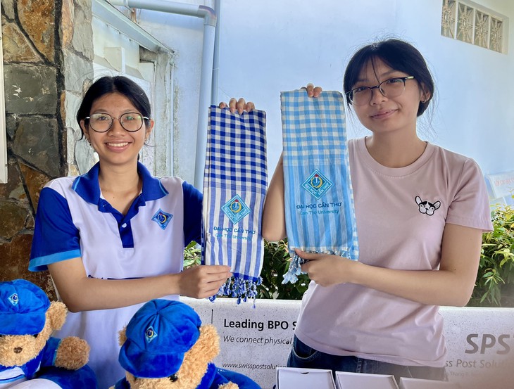 Áo bà ba, khăn rằn thành “dress code” của người trẻ khi du lịch miền Tây - Ảnh 3.