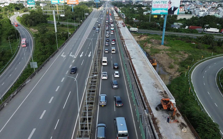 Ngày đầu nghỉ lễ 2-9, cao tốc TP.HCM - Long Thành kẹt 10km, đường Võ Chí Công cũng 'đứng hình' - Ảnh 13.