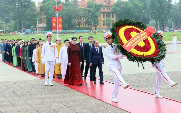 Tổng Bí thư, Chủ tịch nước Tô Lâm và đoàn lãnh đạo Đảng, Nhà nước vào lăng viếng Chủ tịch Hồ Chí Minh - Ảnh 4.