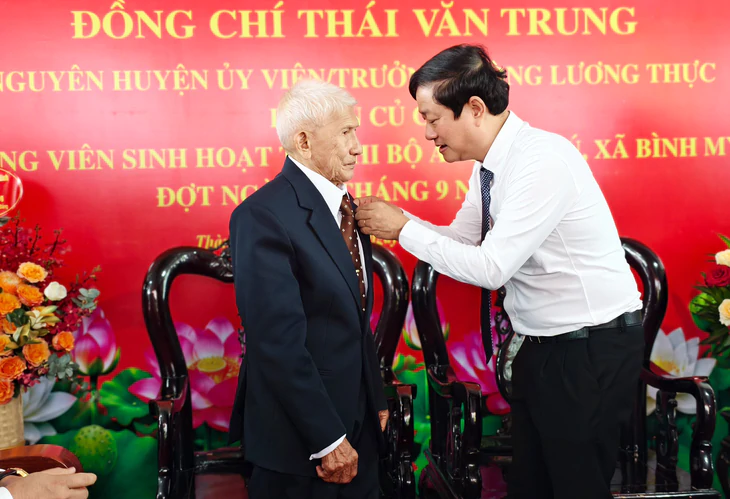Lãnh đạo Thành ủy TP.HCM trao Huy hiệu 80 năm tuổi Đảng đến đảng viên cao niên - Ảnh 5.