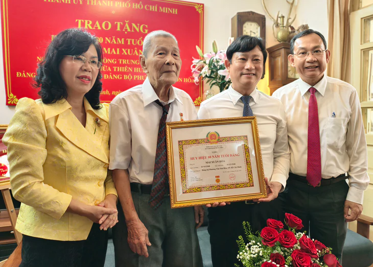 Lãnh đạo Thành ủy TP.HCM trao Huy hiệu 80 năm tuổi Đảng đến đảng viên cao niên - Ảnh 6.