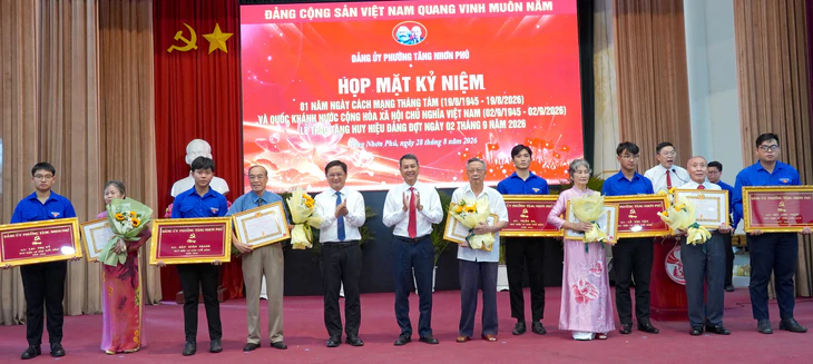 Lãnh đạo Thành ủy TP.HCM trao Huy hiệu 80 năm tuổi Đảng đến đảng viên cao niên - Ảnh 11.