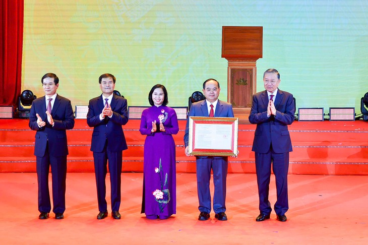 Tổng Bí thư, Chủ tịch nước Tô Lâm trao nghị quyết của Quốc hội thành lập thành phố Quảng Ninh - Ảnh 1.