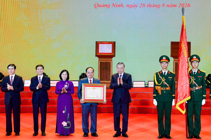 Tổng Bí thư, Chủ tịch nước Tô Lâm trao nghị quyết của Quốc hội thành lập thành phố Quảng Ninh - Ảnh 3.