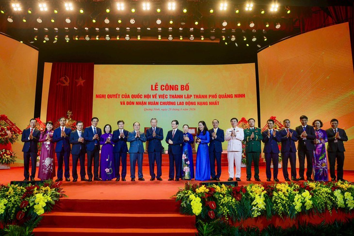 Tổng Bí thư, Chủ tịch nước Tô Lâm trao nghị quyết của Quốc hội thành lập thành phố Quảng Ninh - Ảnh 4.