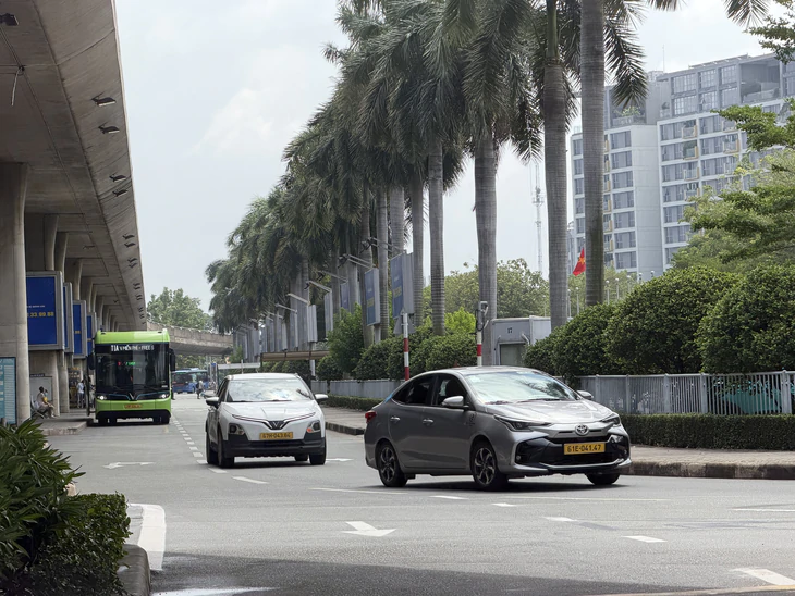 Tân Sơn Nhất mở thêm lối thoát từ ga quốc tế sang ga quốc nội, xe cộ thoáng hẳn  - Ảnh 1.