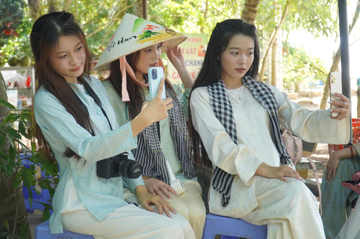Áo bà ba, khăn rằn thành “dress code” của người trẻ khi du lịch miền Tây - Ảnh 1.
