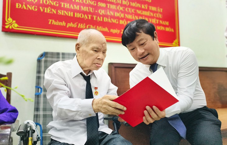 Lãnh đạo Thành ủy TP.HCM trao Huy hiệu 80 năm tuổi Đảng đến đảng viên cao niên - Ảnh 7.