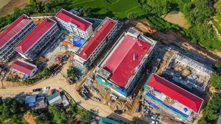 Thanh H&oacute;a cấp s&aacute;ch gi&aacute;o khoa miễn ph&iacute; cho học sinh 6 x&atilde; bi&ecirc;n giới - Ảnh 2.