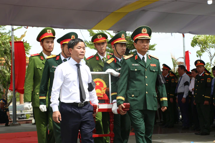 Quảng Trị truy điệu, an táng 13 hài cốt liệt sĩ tìm thấy tại Câu Nhi - Ảnh 1.