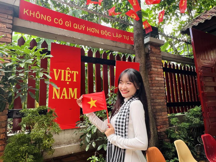 Lễ 2-9 uống cà phê chụp ảnh vườn hoa thần tiên, check-in hiện vật cổ - Ảnh 1.