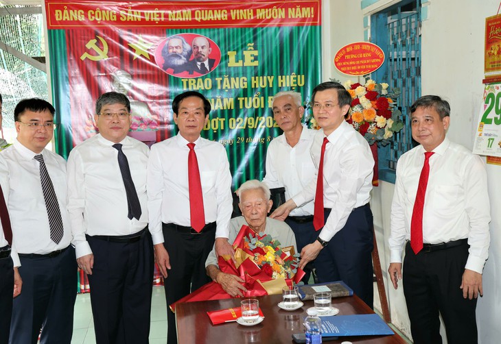 Vinh danh đảng viên 80 năm tuổi Đảng ở Cần Thơ - Ảnh 2.