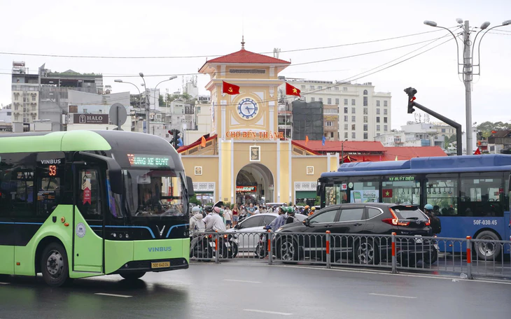 Đường xá TP.HCM thông thoáng, người dân thong thả tận hưởng những ngày nghỉ lễ Quốc khánh 2-9 - Ảnh 13.