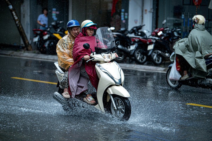 Thời tiết hôm nay 30-8: Ngày cuối tuần Bắc Bộ, Nam Bộ mưa, Trung Bộ nắng nóng - Ảnh 1.