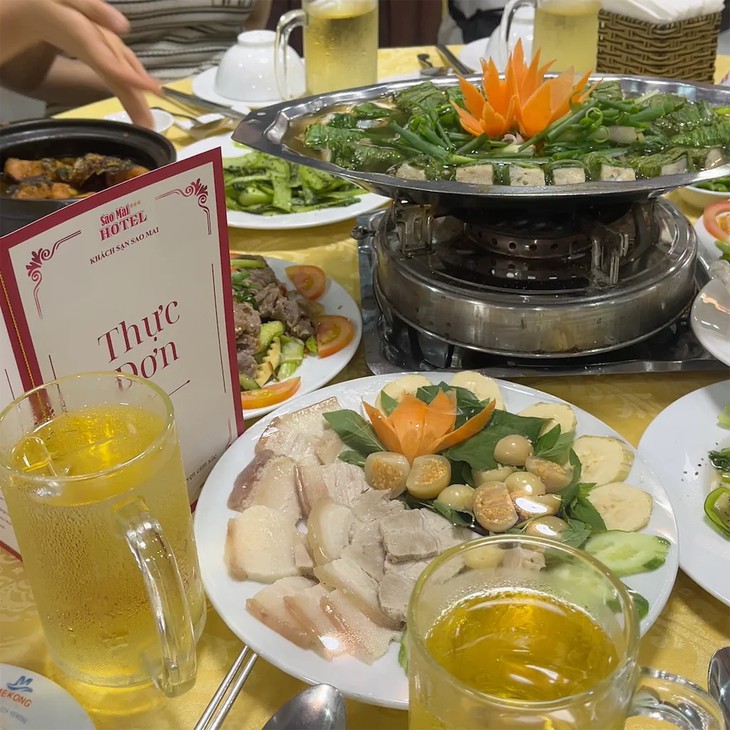 Tại sao cứ tiệc tùng là chĩa máy chụp hình, quay phim mà không hỏi ý kiến người khác? - Ảnh 1.