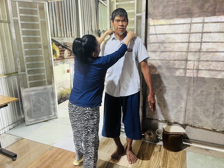 Chăm sóc người anh cao hơn 2 , 1 m ở Cần Thơ: Nỗi lo của người em già yếu - Ảnh 7.