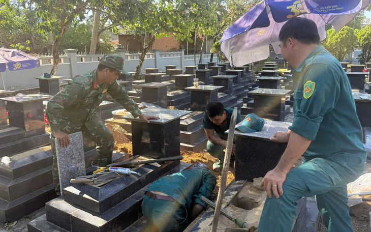 Chiếc ví có tên Trần Văn Thanh và tấm nhôm khắc tên Nông Thế An trong mộ liệt sĩ - Ảnh 4.