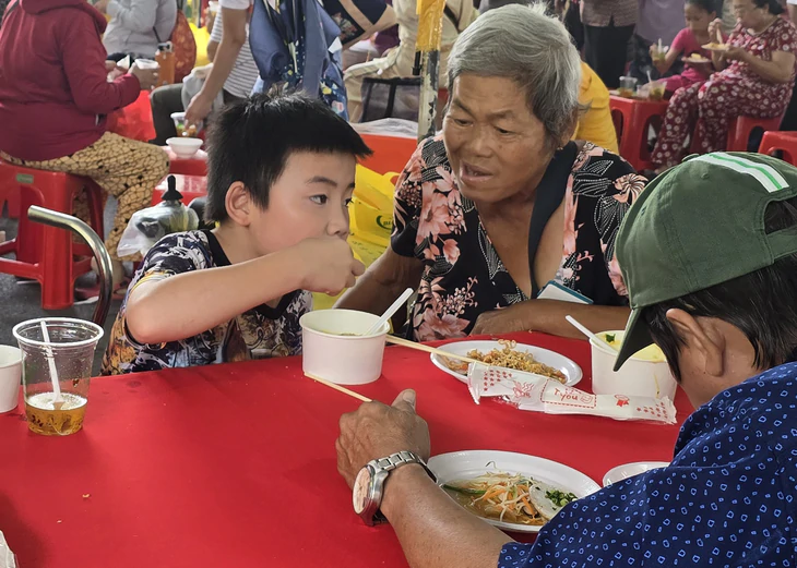Hàng trăm phần chay phục vụ bà con tại Lễ hội ẩm thực chay TP.HCM 2026 - Ảnh 3.