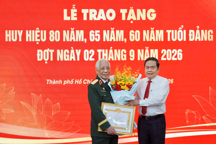 Chủ tịch Quốc hội Trần Thanh Mẫn trao Huy hiệu Đảng tại TP.HCM - Ảnh 2.