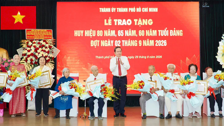 Chủ tịch Quốc hội Trần Thanh Mẫn trao Huy hiệu Đảng tại TP.HCM - Ảnh 1.