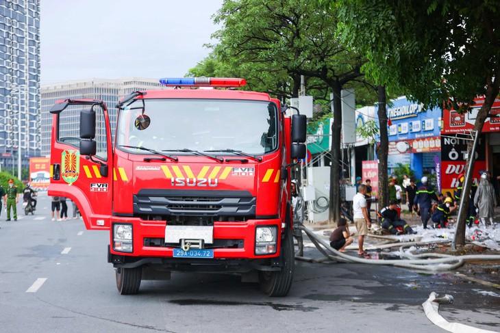 Gara ô tô bốc cháy ở Hà Nội, khói đen cuồn cuộn hàng trăm mét - Ảnh 2.