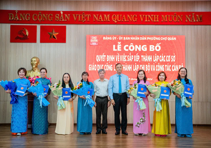 Phường Chợ Quán sắp xếp 10 trường còn 7, bổ nhiệm hiệu trưởng mới - Ảnh 1.