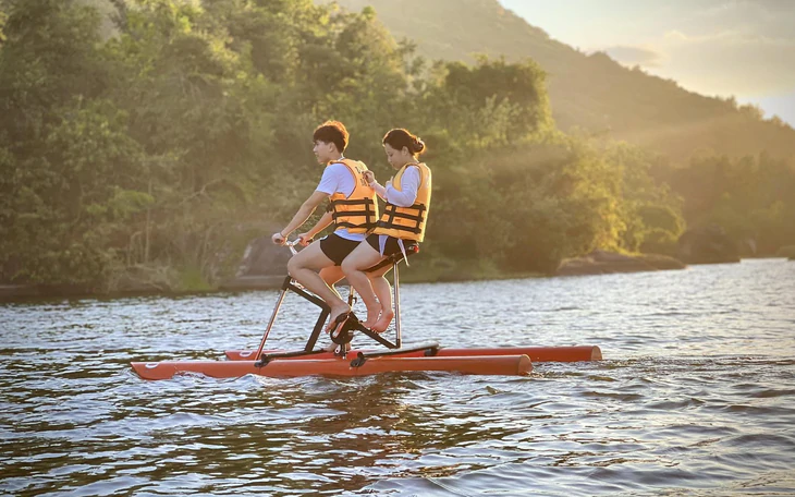 Thoát kẹt xe trên cao tốc, du khách TP.HCM, Đồng Nai đổ về Nha Trang, các điểm du lịch đông nghẹt - Ảnh 2.