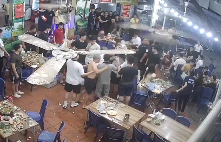 Trêu ghẹo cô gái bất thành tại quán bia, 2 nam thanh niên quay sang đánh bạn trai và người can ngăn - Ảnh 2.