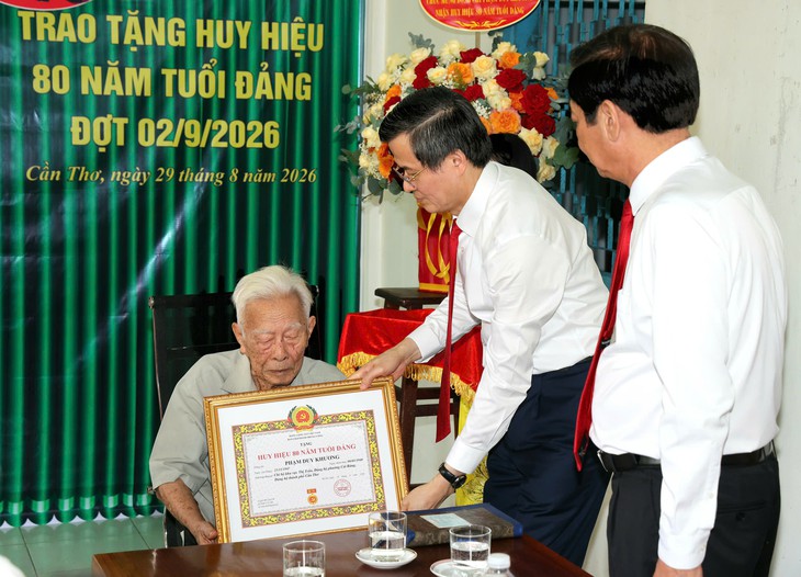 Vinh danh đảng viên 80 năm tuổi Đảng ở Cần Thơ - Ảnh 1.