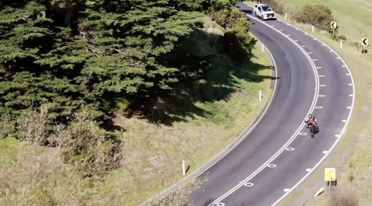 Những vòng tròn lạ trên đường Australia để làm gì? - Ảnh 2.