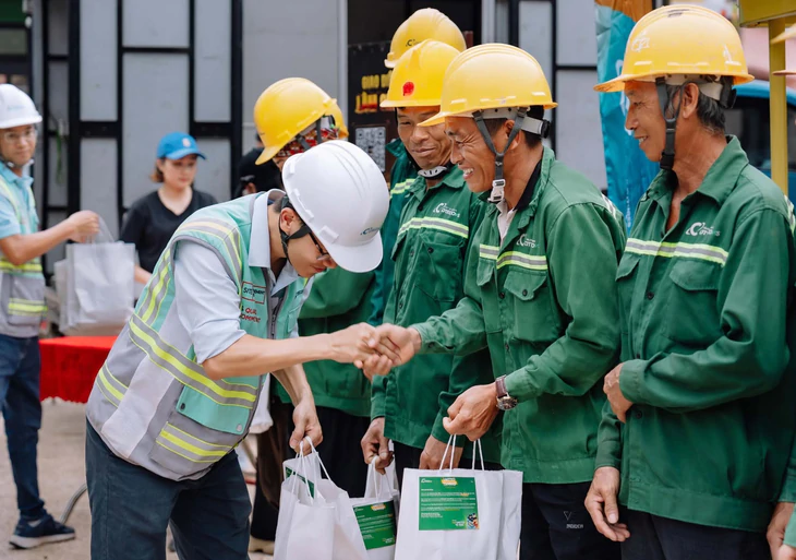 Khi an toàn lao động được đổi bằng... gạo, quà - Ảnh 4.