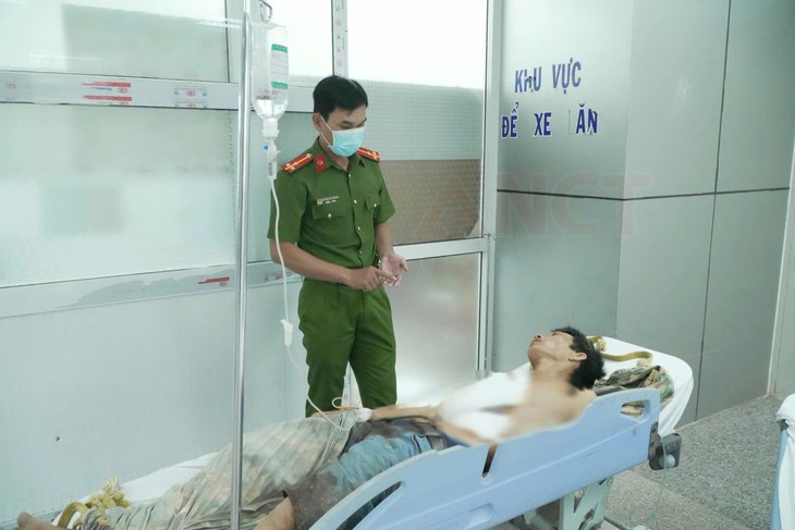 Nghi can sát hại vợ trèo lên ngọn dừa trốn, bất ngờ ngã xuống đất chấn thương - Ảnh 1.