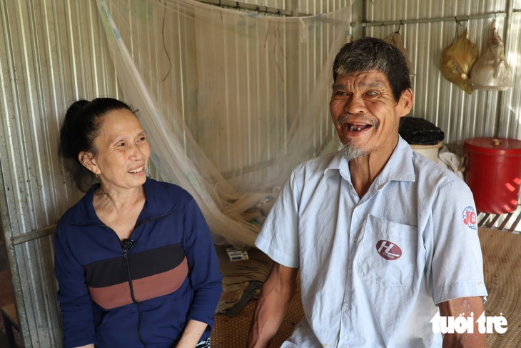 Chăm sóc người anh cao hơn 2 , 1 m ở Cần Thơ: Nỗi lo của người em già yếu - Ảnh 1.