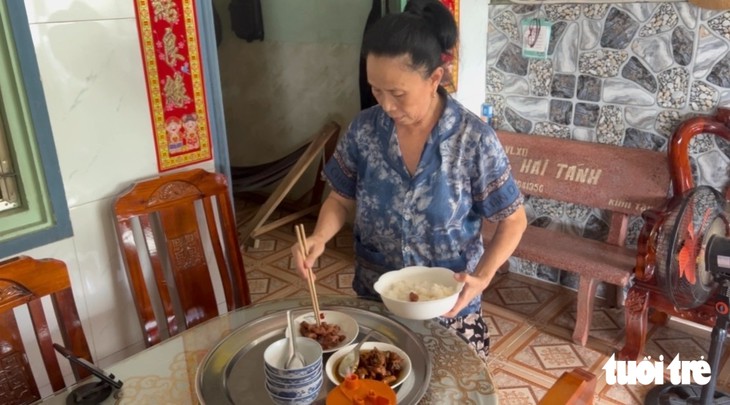 Chăm sóc người anh cao hơn 2 , 1 m ở Cần Thơ: Nỗi lo của người em già yếu - Ảnh 6.