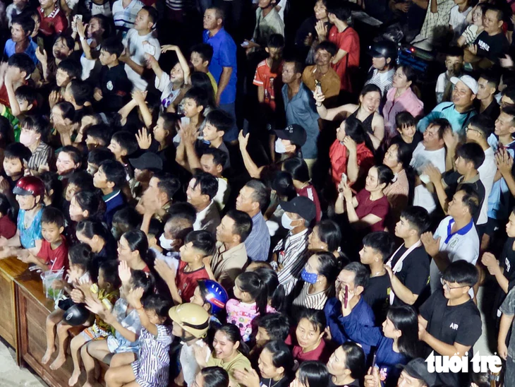 Hội võ về làng, người dân reo hò khi xem võ sĩ so tài - Ảnh 6.