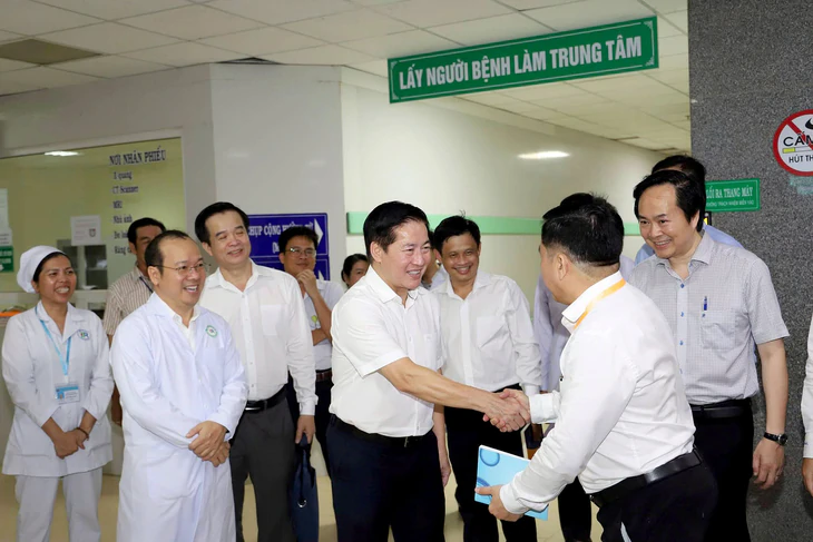 Bệnh viện Bình Dân đưa bác sĩ, máy móc về Bà Rịa, giúp người dân bớt đi xa chữa bệnh - Ảnh 2.