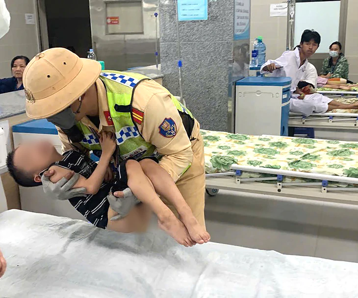 Cảnh sát giao thông dùng xe tuần tra đưa bé trai bị sốt cao, co giật đi cấp cứu - Ảnh 3.