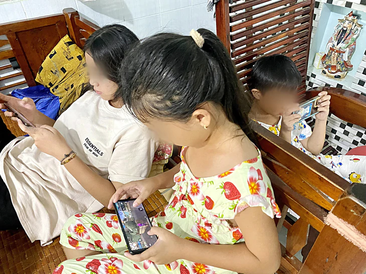 Trẻ đi khám tâm lý do liên quan màn hình, phụ huynh cũng 'dán mắt' vào điện thoại khi bên con - Ảnh 2.