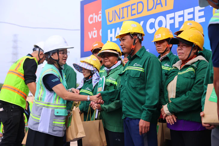 Khi an toàn lao động được đổi bằng... gạo, quà - Ảnh 1.