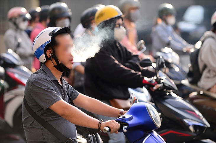 Có nên cấm hút thuốc lá khi lái xe như cấm dùng điện thoại? - Ảnh 2.