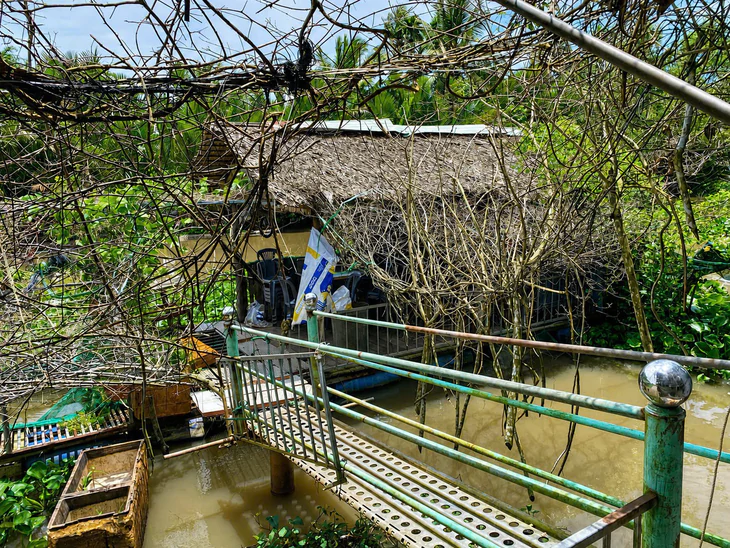Người đàn ông ở miền Tây ngày bán cơm bình dân, tối ngủ trên chòi lá bảo vệ đàn cá thiên nhiên - Ảnh 5.