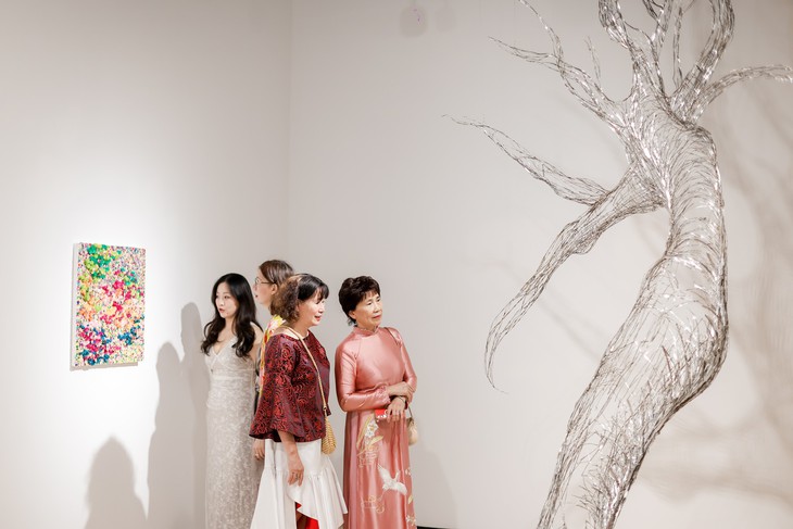 Tia-Thủy Nguyễn dùng thép không gỉ, hạt cườm ‘đan’ mây, đưa nghệ thuật Việt đến Thượng Hải - Ảnh 8.