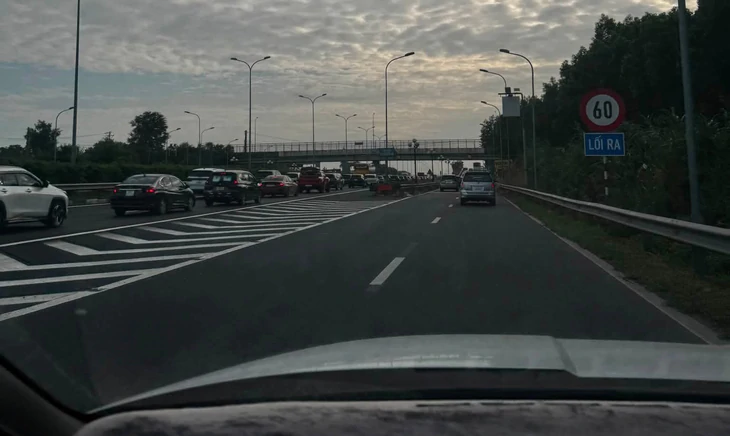 Ngày đầu nghỉ lễ 2-9, cao tốc TP.HCM - Long Thành kẹt 10km, đường Võ Chí Công cũng 'đứng hình' - Ảnh 8.