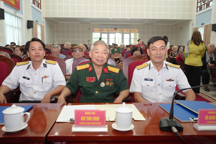 Hơn 100 cựu tù chính trị TP.HCM "hành quân về nguồn" tại Lữ đoàn 171 Hải quân - Ảnh 2.